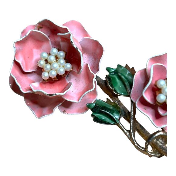 Vintage Metal Art Pink Flower Green Leaves Faux Pearls Center Articulated Brooch - Picture 4 of 9